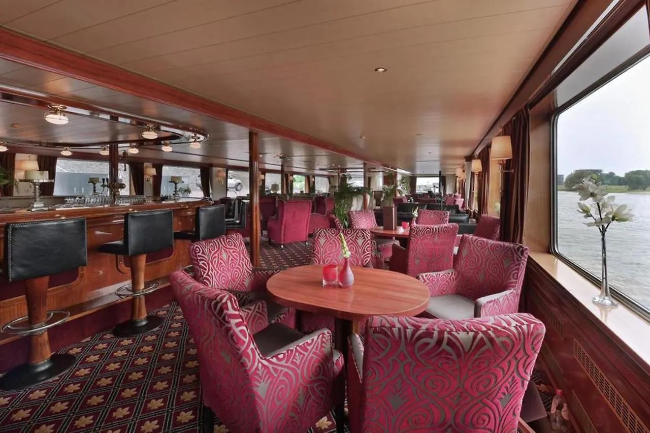 Bateau-hôtel Fairtours Hotelschiff Rembrandt van Rijn Düsseldorf Allemagne