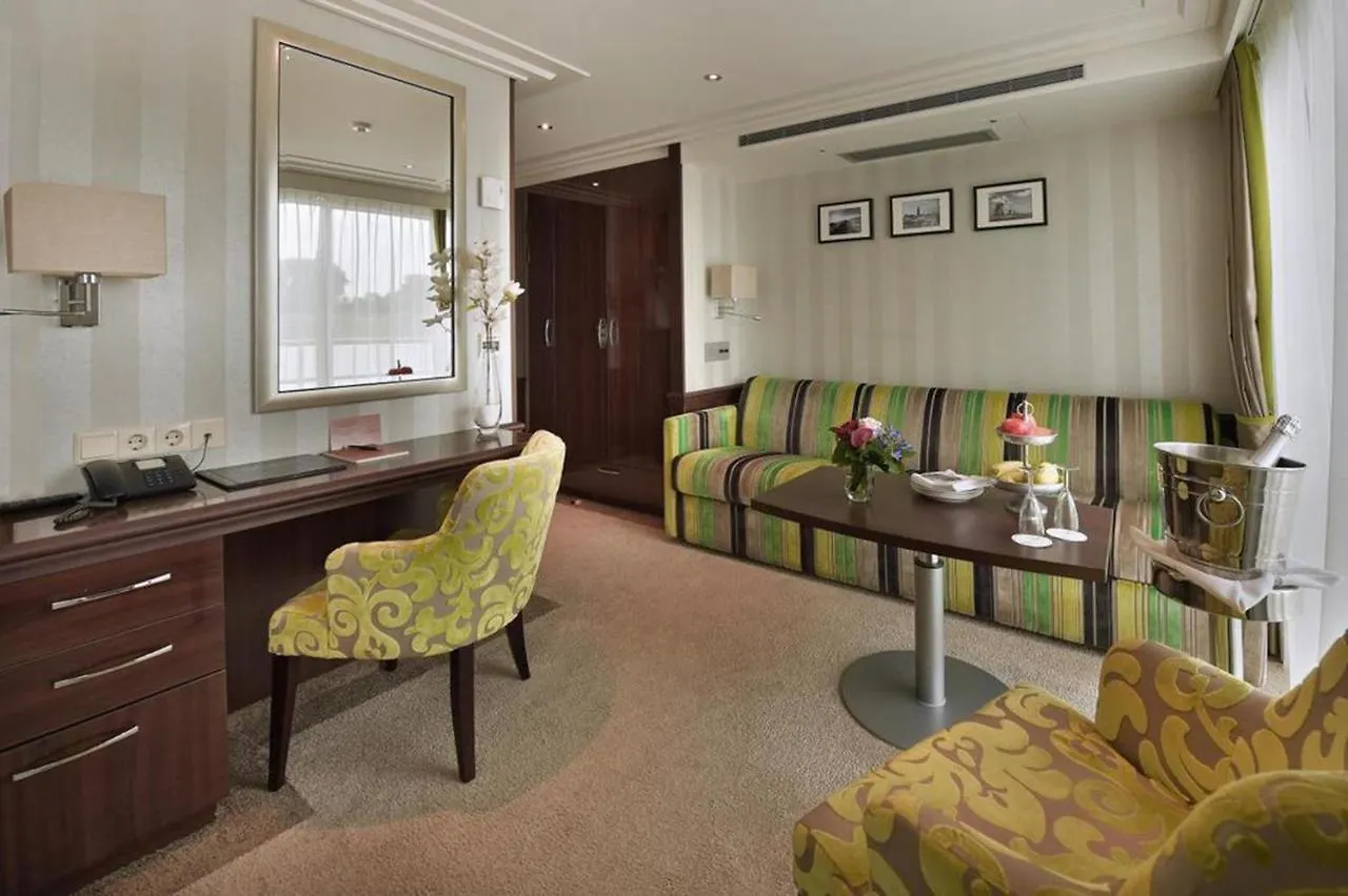 Botel Fairtours Hotelschiff Rembrandt Van Rijn Dusseldorf